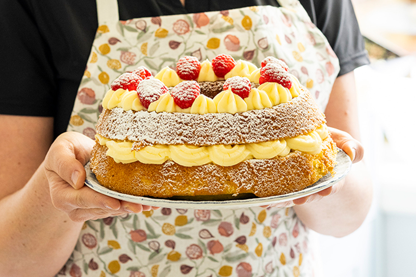 Cake uit de wonderpan met garnering en frambozen.